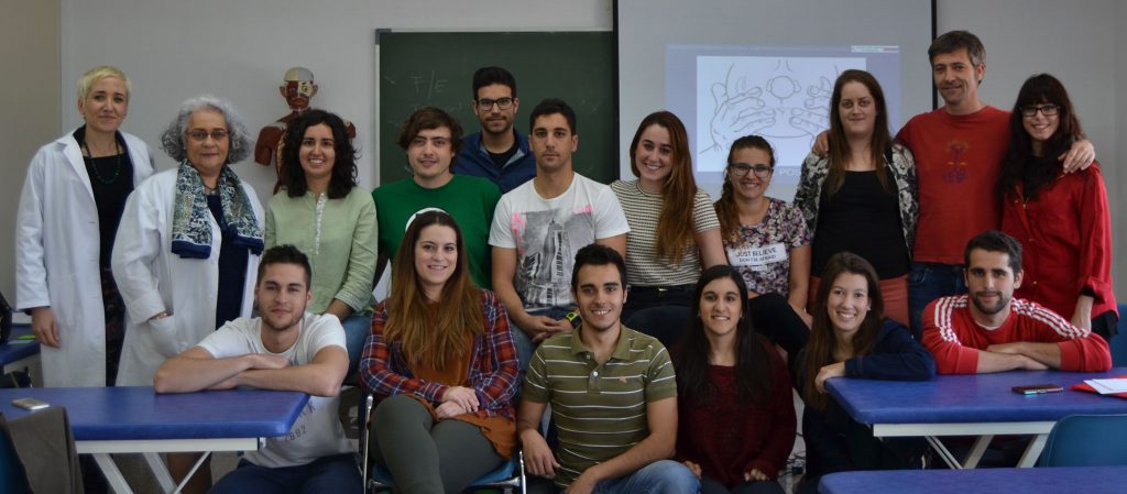 Los alumnos de 1º con sus profesoras de Osteopatía Craneal, la Dra. Amaia Iturburu y Elena Beltrán
