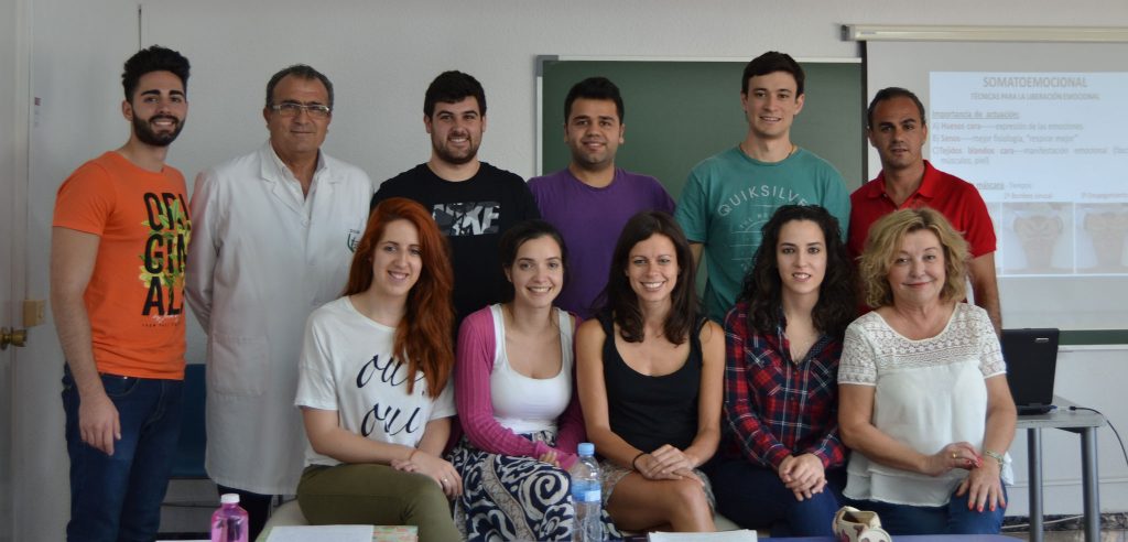 Los alumnos de 2º con el profesor Pepe Soler durante el seminario en el que aprendieron las alteraciones psicosomáticas y su tratamiento osteopático